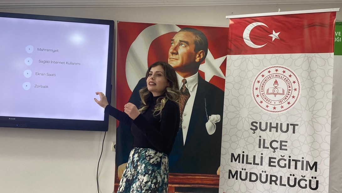 Bilinçli Teknoloji Kullanımı ve Dijital Mahremiyet Eğitimi Seminerimizi Velilerimizin Katılımıyla Gerçekleştirdik.